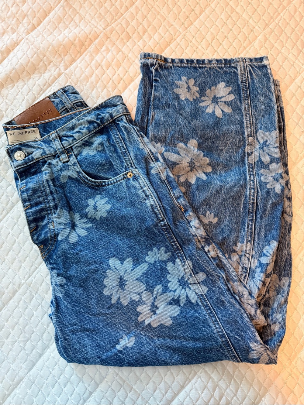 WE THE FREE GOOD LUCK PRINTED BARREL JEANS IN INDIGO COMBO LASER DAISY - Picture 4 of 4